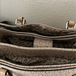 Nice stylish bag beautiful colors only slightly used many pockets easy to carry